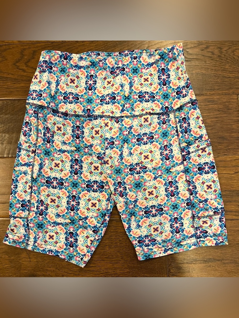 Shosho Women’s Multicolor Floral Mosaic Athletic Yoga Bike Shorts Size Medium